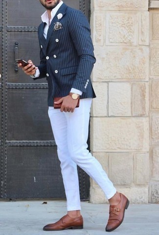 Look alla moda per uomo: Blazer doppiopetto a righe verticali blu scuro, Camicia elegante bianca, Chino bianchi, Scarpe monk in pelle marroni