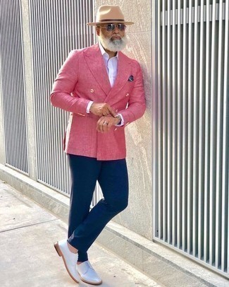 Come indossare e abbinare chino blu scuro con un blazer rosa: Indossa un blazer rosa con chino blu scuro per un drink dopo il lavoro. Scegli un paio di scarpe derby in pelle bianche per un tocco virile.