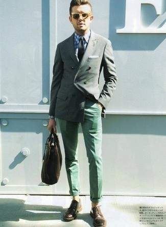 Quale chino indossare con scarpe derby marroni in modo smart-casual: Perfeziona il look smart casual con un blazer doppiopetto verde scuro e chino. Scegli uno stile classico per le calzature e scegli un paio di scarpe derby marroni.