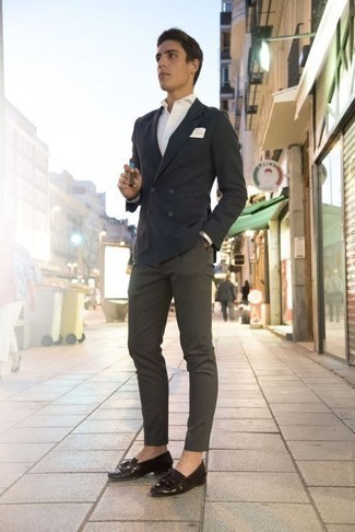 Quale blazer doppiopetto indossare con mocassini eleganti marroni in modo smart-casual: Metti un blazer doppiopetto e chino grigio scuro per un abbigliamento elegante ma casual. Scegli uno stile classico per le calzature e calza un paio di mocassini eleganti marroni.