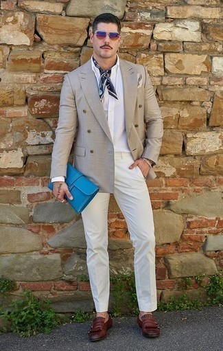 Look alla moda per uomo: Blazer doppiopetto grigio, Camicia elegante bianca, Chino bianchi, Mocassini eleganti in pelle con frange bordeaux