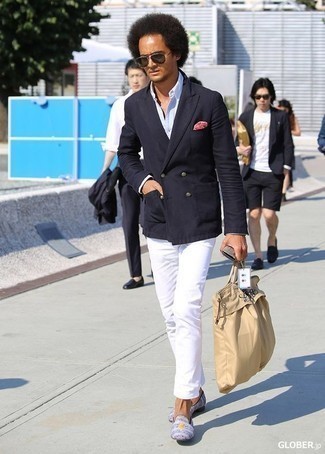 Quale mocassini eleganti indossare con un blazer blu in modo formale: Mostra il tuo stile in un blazer blu con chino bianchi se cerchi uno stile ordinato e alla moda. Sfodera il gusto per le calzature di lusso e indossa un paio di mocassini eleganti.