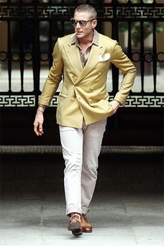 Moda uomo anni 40 in modo formale: Scegli un outfit composto da un blazer doppiopetto senape e chino bianchi se cerchi uno stile ordinato e alla moda. Abbellisci questo completo con un paio di scarpe oxford in pelle marroni.