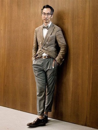 Quale chino indossare con un blazer beige per un uomo di 40 anni in modo formale: Potresti combinare un blazer beige con chino per un look da sfoggiare sul lavoro. Sfodera il gusto per le calzature di lusso e prova con un paio di scarpe derby in pelle marrone scuro.