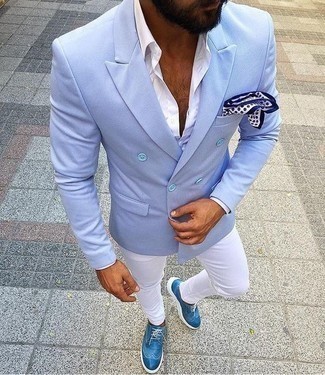 Come indossare e abbinare una camicia elegante bianca con un blazer doppiopetto azzurro per un uomo di 30 anni: Potresti combinare un blazer doppiopetto azzurro con una camicia elegante bianca per un look elegante e di classe. Se non vuoi essere troppo formale, prova con un paio di scarpe brogue in pelle blu.