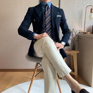Come indossare e abbinare una camicia elegante blu per un uomo di 30 anni in modo formale: Scegli una camicia elegante blu e chino beige per un look davvero alla moda. Per le calzature, scegli lo stile classico con un paio di mocassini eleganti in pelle scamosciata marrone scuro.
