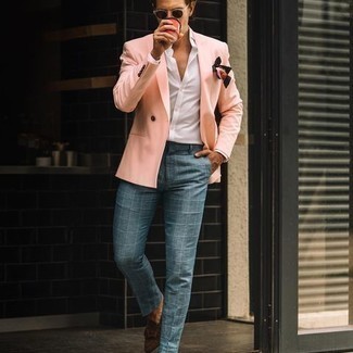 Come indossare e abbinare un blazer rosa con chino acqua: Potresti indossare un blazer rosa e chino acqua per un drink dopo il lavoro. Prova con un paio di mocassini eleganti in pelle scamosciata marrone scuro per mettere in mostra il tuo gusto per le scarpe di alta moda.