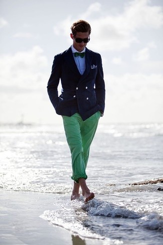 Come indossare e abbinare chino verdi per un uomo di 30 anni in modo formale: Opta per un blazer doppiopetto blu scuro e chino verdi per un drink dopo il lavoro.