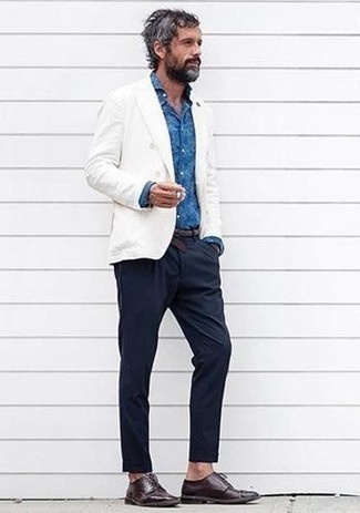 Quale blazer indossare con una camicia elegante blu scuro per un uomo di 40 anni in modo smart-casual: Opta per un blazer e una camicia elegante blu scuro per un look elegante e alla moda. Scarpe derby in pelle marrone scuro sono una interessante scelta per completare il look.