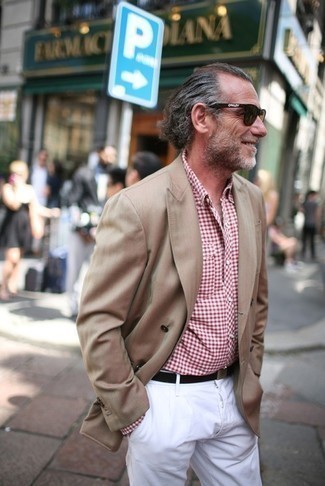 Come indossare e abbinare un blazer doppiopetto marrone chiaro per un uomo di 50 anni: Punta su un blazer doppiopetto marrone chiaro e chino bianchi per creare un look smart casual.