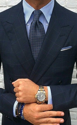 Quale camicia elegante indossare con un blazer doppiopetto blu scuro in modo formale: Potresti abbinare un blazer doppiopetto blu scuro con una camicia elegante per essere sofisticato e di classe.