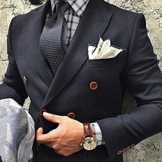 Come indossare e abbinare una camicia elegante scozzese grigia: Metti una camicia elegante scozzese grigia e un blazer doppiopetto di lana nero come un vero gentiluomo.