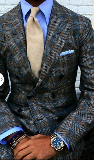 Come indossare e abbinare una cravatta beige per un uomo di 30 anni: Scegli un blazer doppiopetto scozzese marrone scuro e una cravatta beige per una silhouette classica e raffinata
