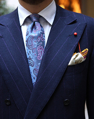 Come indossare e abbinare un fazzoletto da taschino senape: Potresti indossare un blazer doppiopetto a righe verticali blu scuro e un fazzoletto da taschino senape per una sensazione di semplicità e spensieratezza.
