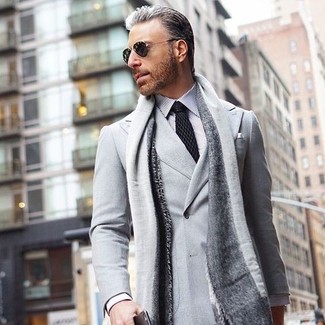 Come indossare e abbinare una sciarpa grigia per un uomo di 50 anni in modo formale: Abbina un blazer doppiopetto grigio con una sciarpa grigia per un pranzo domenicale con gli amici.