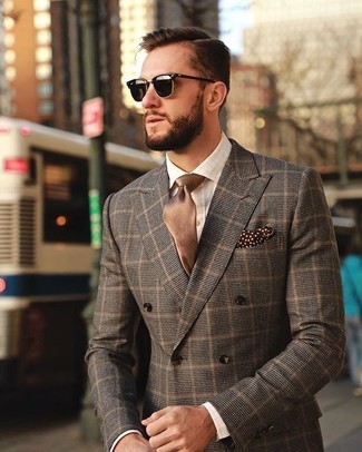 Come indossare e abbinare una cravatta di seta marrone: Potresti combinare un blazer doppiopetto a quadri marrone con una cravatta di seta marrone come un vero gentiluomo.