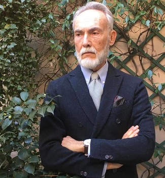 Come indossare e abbinare una camicia elegante con un blazer per un uomo di 60 anni: Combina un blazer con una camicia elegante per essere sofisticato e di classe.