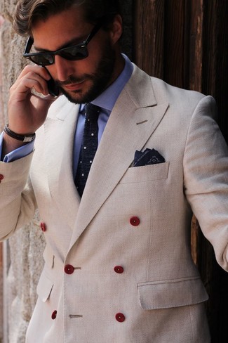 Come indossare e abbinare un blazer doppiopetto marrone chiaro in modo formale: Opta per un blazer doppiopetto marrone chiaro e una camicia elegante azzurra per essere sofisticato e di classe.