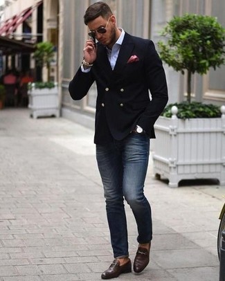 Come indossare e abbinare un blazer doppiopetto nero quando fa caldo: Prova a combinare un blazer doppiopetto nero con jeans aderenti blu scuro, perfetto per il lavoro. Sfodera il gusto per le calzature di lusso e opta per un paio di mocassini eleganti in pelle marrone scuro.