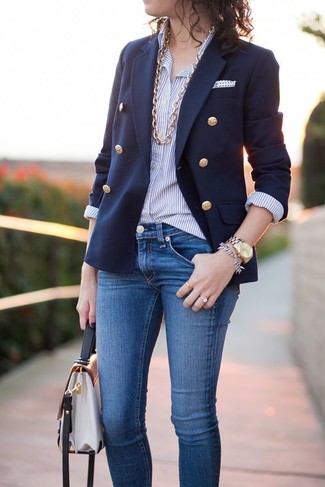 Come indossare e abbinare un blazer blu scuro per una donna di 30 anni: Prova a combinare un blazer blu scuro con jeans aderenti blu per un outfit comodo ma studiato con cura.