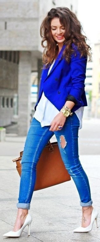 Look alla moda per donna: Blazer doppiopetto blu, Camicia elegante bianca, Jeans aderenti strappati blu, Décolleté in pelle bianchi
