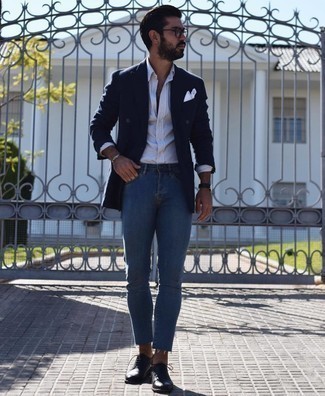 Come indossare e abbinare un blazer doppiopetto blu scuro con jeans aderenti blu per un uomo di 30 anni quando fa caldo in modo smart-casual: Vestiti con un blazer doppiopetto blu scuro e jeans aderenti blu per un look davvero alla moda. Scegli uno stile classico per le calzature e calza un paio di scarpe oxford in pelle nere.