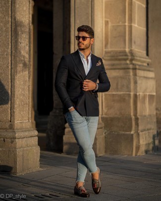 Come indossare e abbinare jeans aderenti azzurri per un uomo di 30 anni in modo smart-casual: Mostra il tuo stile in un blazer doppiopetto nero con jeans aderenti azzurri, perfetto per il lavoro. Calza un paio di mocassini con nappine in pelle scamosciata grigio scuro per un tocco virile.
