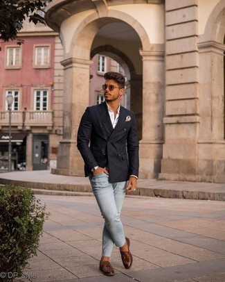 Quale jeans aderenti indossare con un blazer doppiopetto blu scuro: Abbina un blazer doppiopetto blu scuro con jeans aderenti per essere elegante ma non troppo formale. Scegli un paio di mocassini con nappine in pelle marrone scuro come calzature per un tocco virile.