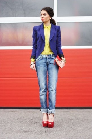 Come indossare e abbinare un blazer doppiopetto blu per una donna di 30 anni in modo smart-casual: Vestiti con un blazer doppiopetto blu e jeans boyfriend blu per un look raffinato per il tempo libero. Sandali con tacco in pelle scamosciata rossi sono una valida scelta per completare il look.