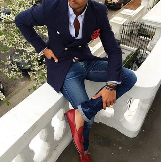 Quale jeans indossare con mocassini con nappine rossi per un uomo di 30 anni: Combina un blazer doppiopetto a righe verticali blu scuro con jeans per essere elegante ma non troppo formale. Sfodera il gusto per le calzature di lusso e opta per un paio di mocassini con nappine rossi.