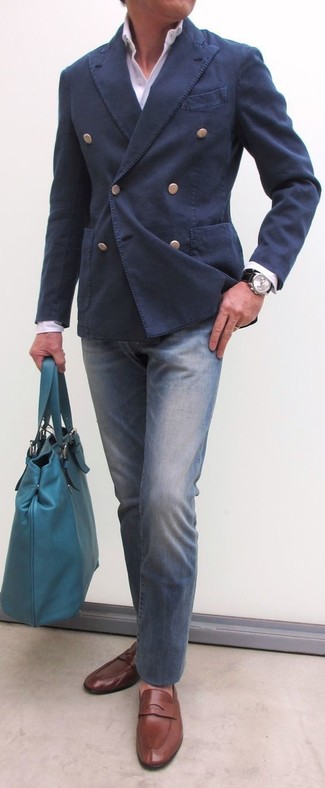 Come indossare e abbinare un blazer di cotone blu scuro con jeans blu: Metti un blazer di cotone blu scuro e jeans blu per creare un look smart casual. Mocassini eleganti in pelle marroni impreziosiranno all'istante anche il look più trasandato.