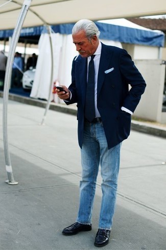 Come indossare e abbinare un blazer blu scuro con jeans azzurri: Mostra il tuo stile in un blazer blu scuro con jeans azzurri per un drink dopo il lavoro. Indossa un paio di mocassini eleganti in pelle blu scuro per un tocco virile.