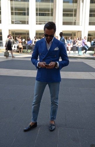 Quale mocassini eleganti indossare con un blazer doppiopetto blu per un uomo di 30 anni: Metti un blazer doppiopetto blu e jeans azzurri se cerchi uno stile ordinato e alla moda. Prova con un paio di mocassini eleganti per un tocco virile.