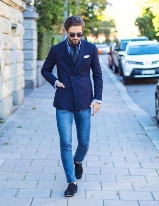 Come indossare e abbinare un blazer doppiopetto blu scuro in primavera 2025: Combina un blazer doppiopetto blu scuro con jeans blu per creare un look smart casual. Scegli uno stile classico per le calzature e prova con un paio di scarpe oxford in pelle scamosciata blu scuro. Questo, ovviamente, è l'outfit indispensabile per questa stagione primaverile.