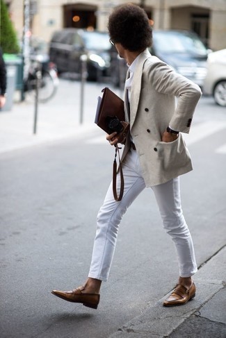 Come indossare e abbinare un blazer doppiopetto beige con jeans bianchi per un uomo di 30 anni: Coniuga un blazer doppiopetto beige con jeans bianchi per un look da sfoggiare sul lavoro. Mocassini eleganti in pelle marroni daranno lucentezza a un look discreto.