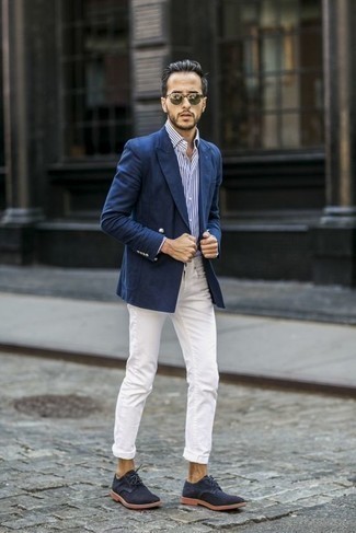 Come indossare e abbinare un blazer blu scuro con jeans bianchi in modo smart-casual: Potresti combinare un blazer blu scuro con jeans bianchi per essere elegante ma non troppo formale. Mettiti un paio di scarpe derby in pelle scamosciata blu scuro per dare un tocco classico al completo.