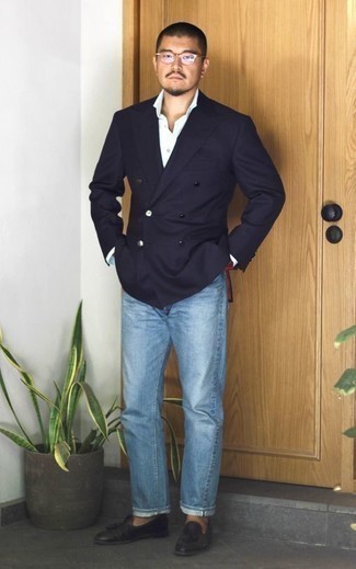 Quale blazer doppiopetto indossare con jeans azzurri per un uomo di 30 anni in modo formale: Abbina un blazer doppiopetto con jeans azzurri se cerchi uno stile ordinato e alla moda. Rifinisci il completo con un paio di mocassini con nappine in pelle neri.