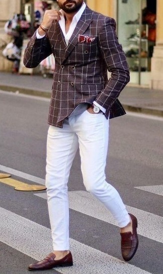 Come indossare e abbinare un blazer bordeaux quando fa caldo: Metti un blazer bordeaux e jeans bianchi per un abbigliamento elegante ma casual. Opta per un paio di mocassini eleganti in pelle tessuti bordeaux per un tocco virile.