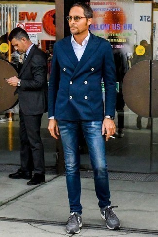 Come indossare e abbinare un blazer doppiopetto blu scuro con jeans blu scuro: Indossa un blazer doppiopetto blu scuro con jeans blu scuro per creare un look smart casual. Calza un paio di scarpe sportive grigie per avere un aspetto più rilassato.
