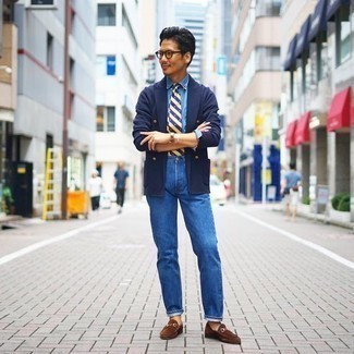 Quale mocassini eleganti indossare con jeans blu scuro quando fa caldo in modo formale: Prova ad abbinare un blazer doppiopetto blu scuro con jeans blu scuro per essere elegante ma non troppo formale. Prova con un paio di mocassini eleganti per dare un tocco classico al completo.