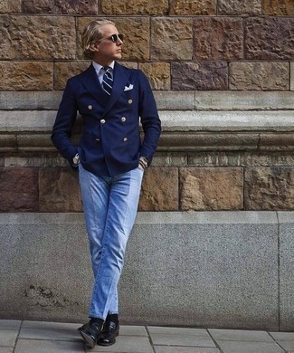 Come indossare e abbinare jeans azzurri per un uomo di 30 anni in estate 2024 in modo formale: Potresti abbinare un blazer doppiopetto blu scuro con jeans azzurri se cerchi uno stile ordinato e alla moda. Scegli un paio di mocassini eleganti in pelle neri per dare un tocco classico al completo. Un look eccellente per essere cool e alla moda anche durante la stagione estiva.