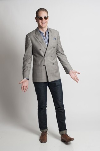 Come indossare e abbinare un blazer doppiopetto scozzese grigio con jeans blu quando fa caldo: Potresti indossare un blazer doppiopetto scozzese grigio e jeans blu per creare un look smart casual. Scegli un paio di scarpe oxford in pelle marroni come calzature per un tocco virile.
