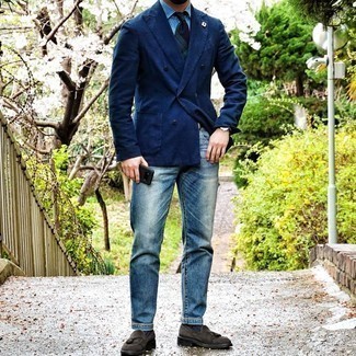 Come indossare e abbinare un blazer doppiopetto blu in modo formale: Combina un blazer doppiopetto blu con jeans blu per un look elegante ma non troppo appariscente. Mettiti un paio di mocassini con nappine in pelle scamosciata marrone scuro per un tocco virile.