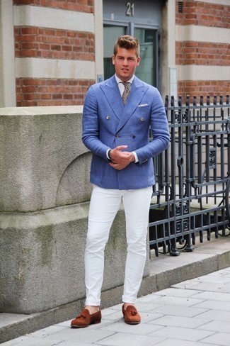 Quale mocassini con nappine indossare con jeans bianchi per un uomo di 30 anni: Prova ad abbinare un blazer doppiopetto blu con jeans bianchi per creare un look smart casual. Mettiti un paio di mocassini con nappine per un tocco virile.