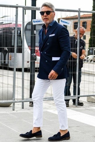 Quale blazer indossare con jeans bianchi: Opta per un blazer e jeans bianchi per un abbigliamento elegante ma casual. Scegli uno stile classico per le calzature e calza un paio di mocassini con nappine in pelle scamosciata blu scuro.