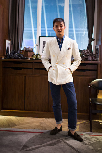 Come indossare e abbinare un blazer bianco: Potresti combinare un blazer bianco con jeans blu scuro per un look da sfoggiare sul lavoro. Indossa un paio di mocassini con nappine in pelle scamosciata marrone scuro per dare un tocco classico al completo.