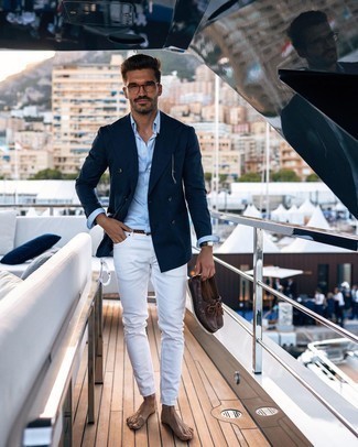 Come indossare e abbinare scarpe da barca con un blazer: Metti un blazer e jeans bianchi per creare un look smart casual. Calza un paio di scarpe da barca per avere un aspetto più rilassato.