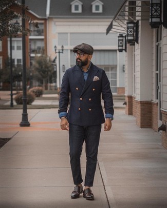 Moda uomo anni 40: Opta per un blazer doppiopetto blu scuro e jeans neri per un abbigliamento elegante ma casual. Scarpe double monk in pelle marrone scuro impreziosiranno all'istante anche il look più trasandato.