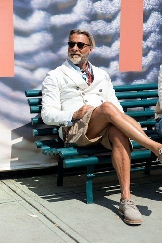 Come indossare e abbinare pantaloncini per un uomo di 50 anni: Indossa un blazer doppiopetto bianco con pantaloncini per un look da sfoggiare sul lavoro. Sfodera il gusto per le calzature di lusso e scegli un paio di scarpe brogue in pelle scamosciata grigie.