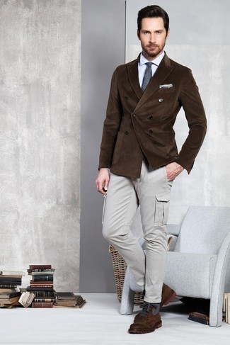 Quale blazer indossare con stivali casual marroni: Punta su un blazer e pantaloni cargo grigi per un abbigliamento elegante ma casual. Stivali casual marroni sono una validissima scelta per completare il look.